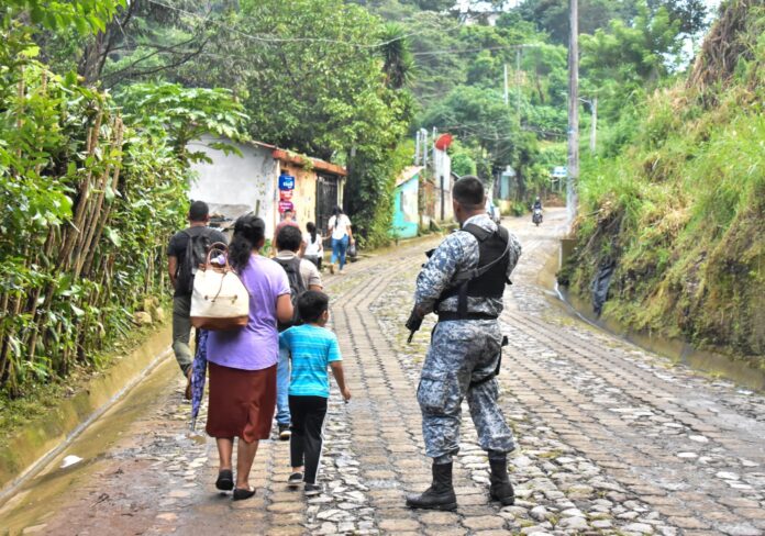 Unidades especializadas de la Policía Nacional Civil (PNC) se mantienen patrullando contornos del municipio de Comasagua, Departamento de La Libertad. Foto: Cortesía.