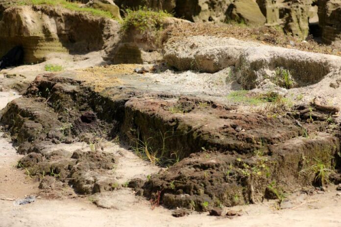El hallazgo de un sitio arqueológico ubicado en el río Las Cañas, Tonacatepeque, fue viralizado hace unos días en las redes sociales por el profesor Miguel Ángel Sales. Según detalló el comunicado de Cultura, las primeras inspecciones en el lugar permitieron identificar material cerámico disperso en toda el área, de forma preliminar el sitio data en el periodo Clásico temprano (400 al 600 d. C.), ya que entre los fragmentos recolectados se indentificó uno correspondiente al grupo Chilanga, estudiado anteriormente por hallazgos en el sitio arqueológico Tazumal, de Chalchuapa. El hallazgo de un sitio arqueológico ubicado en el río Las Cañas, Tonacatepeque, fue viralizado hace unos días en las redes sociales por el profesor Miguel Ángel Sales. Según detalló el comunicado de Cultura, las primeras inspecciones en el lugar permitieron identificar material cerámico disperso en toda el área, de forma preliminar el sitio data en el periodo Clásico temprano (400 al 600 d. C.), ya que entre los fragmentos recolectados se indentificó uno correspondiente al grupo Chilanga, estudiado anteriormente por hallazgos en el sitio arqueológico Tazumal, de Chalchuapa.