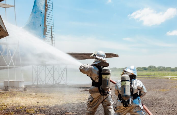 Bomberos aeronáuticos realizan ejercicio de respuesta en el Aeropuerto Internacional de El Salvador San Óscar Arnulfo Romero y Galdámez. Foto: Cortesía. Bomberos aeronáuticos realizan ejercicio de respuesta en el Aeropuerto Internacional de El Salvador San Óscar Arnulfo Romero y Galdámez. Foto: Cortesía.