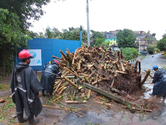 Personal de la alcaldía de San Salvador trabaja en el despeje de la calle Ramón Belloso del barrio San Jacinto, tras derrumbe acontecido en la zona a causa de las incesantes lluvias que dejó la Tormenta Julia. Foto: Cortesía.