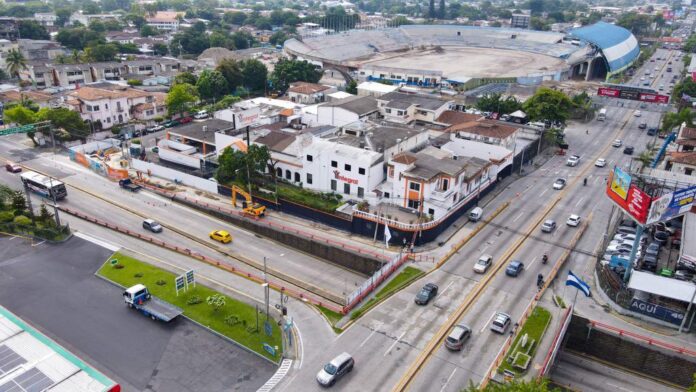 El Ministerio de Obras Públicas inició los trabajos de colocación de nuevos drenajes en la 49 Avenida Sur y Alameda Roosevelt, de San Salvador. Foto: Cortesía.