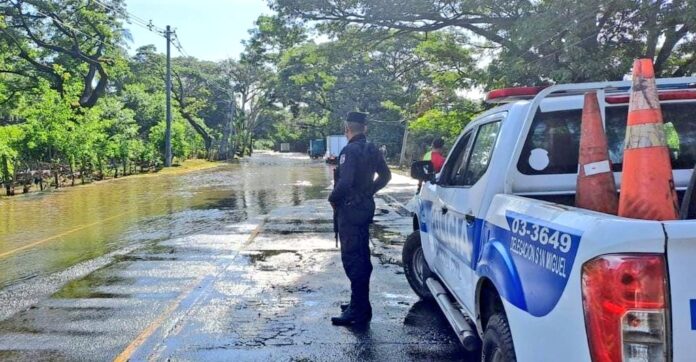 Un microbús de transporte escolar volcó en la carretera Panamericana, en el tramo conocido como Los Chorros. Foto: Cortesía. Un microbús de transporte escolar volcó en la carretera Panamericana, en el tramo conocido como Los Chorros. Foto: Cortesía.