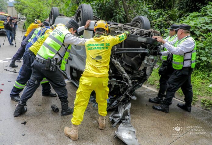 Un microbús de transporte escolar volcó en la carretera Panamericana, en el tramo conocido como Los Chorros. Foto: Cortesía. Un microbús de transporte escolar volcó en la carretera Panamericana, en el tramo conocido como Los Chorros. Foto: Cortesía.