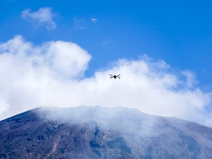 Instituciones de socorro y gobierno monitorean expulsión de gases y ceniza del volcán Chaparrastique. Foto: Cortesía. Instituciones de socorro y gobierno monitorean expulsión de gases y ceniza del volcán Chaparrastique. Foto: Cortesía.