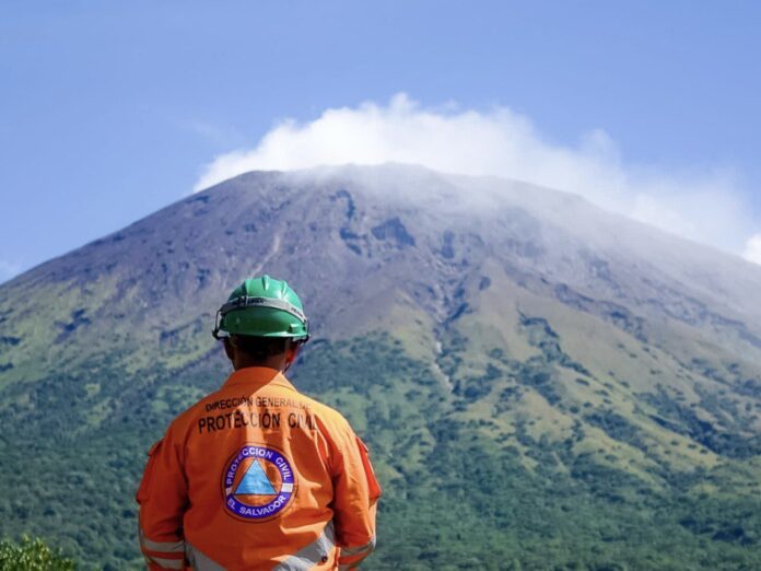 Instituciones de socorro y gobierno monitorean expulsión de gases y ceniza del volcán Chaparrastique. Foto: Cortesía.