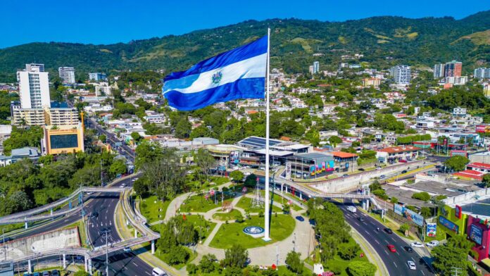 Una bandera de El Salvador es izada en el Redondel Masferrer de San Salvador. Foto: Cortesía.