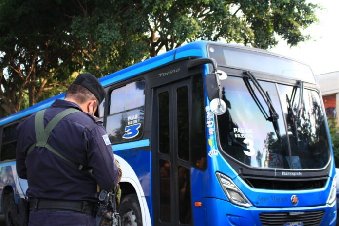 Policías vigilan paso de vehículos y peatones a Soyapango, como parte de la estrategia de búsqueda de pandilleros por el cerco militar instalado. Foto: Cortesía. Policías vigilan paso de vehículos y peatones a Soyapango, como parte de la estrategia de búsqueda de pandilleros por el cerco militar instalado. Foto: Cortesía.