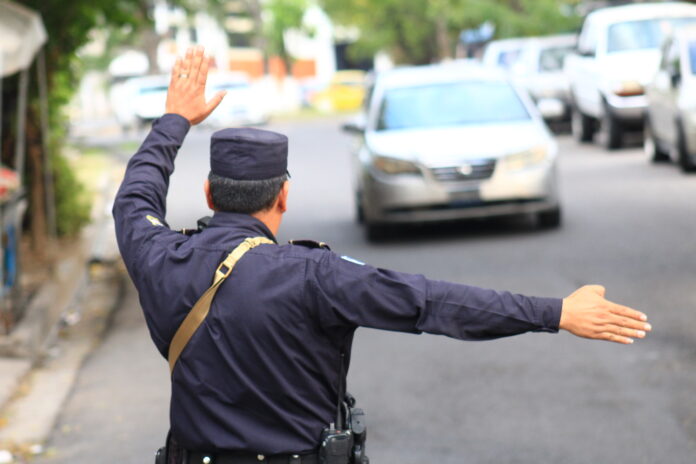 Policías vigilan paso de vehículos y peatones a Soyapango, como parte de la estrategia de búsqueda de pandilleros por el cerco militar instalado. Foto: Cortesía.