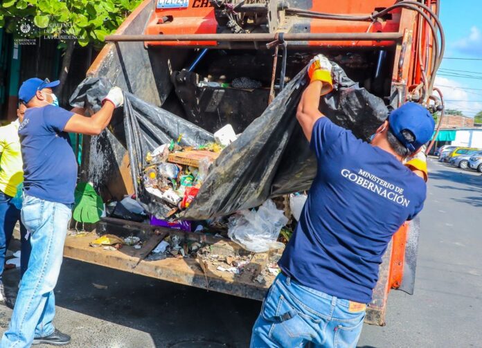 Personal de diversas instituciones de gobierno colaboran en la recolección de promontorios de basura acumulados en calles y centros poblacionales de Soyapango. Foto: Cortesía.