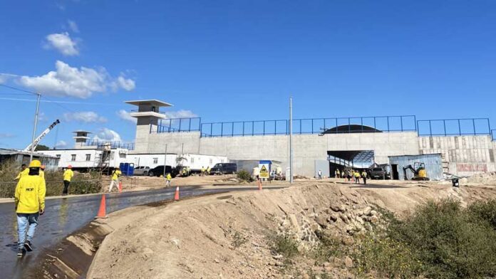 El mega penal se construye en Tecoluca, San Vicente. Foto cortesía: El Diario de Hoy.