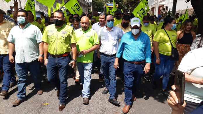 movimiento Fuerza Solidaria llegan al TSE para presentar firmas. Foto: Cortesía. Miembros del movimiento Fuerza Solidaria llegan al TSE para presentar firmas. Foto: Cortesía.