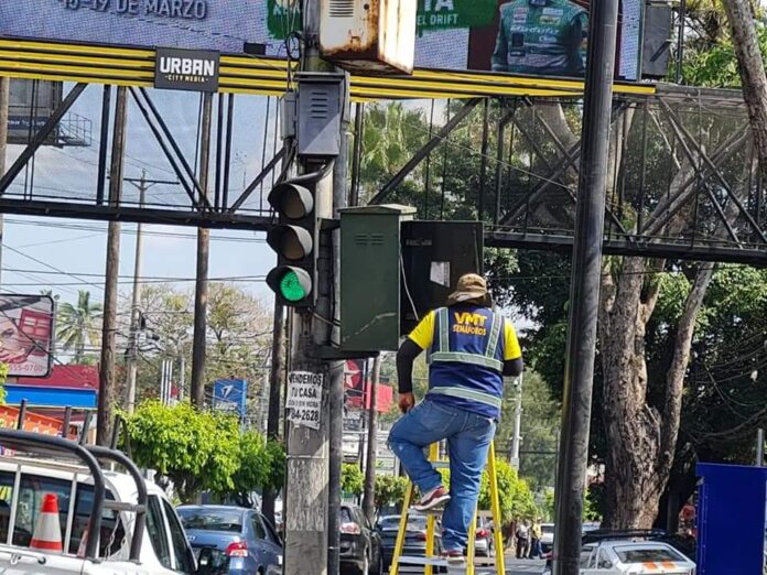 Un técnico del Viceministerio de Transporte calibra un semáforo inteligente instalado sobre la Alameda Manuel Enrique Araujo. Foto: Cortesía.