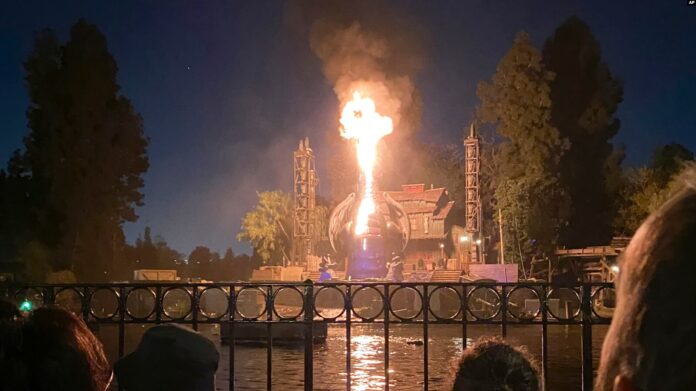 Esta foto cortesía de Shawna Bell muestra un incendio durante el espectáculo "Fantasmic" en la sección de la Isla de Tom Sawyer del complejo Disneyland, el sábado 22 de abril de 2023, en Anaheim, California. Esta foto cortesía de Shawna Bell muestra un incendio durante el espectáculo "Fantasmic" en la sección de la Isla de Tom Sawyer del complejo Disneyland, el sábado 22 de abril de 2023, en Anaheim, California.