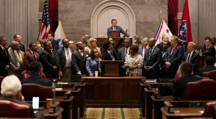 Imagen de Cortesía. El exrepresentante Justin Pearson saluda a sus seguidores en la galería mientras pronuncia sus comentarios finales en el pleno de la Cámara cuando es expulsado de la legislatura el 6 de abril de 2023 en Nashville, Tennessee, EEUU. Imagen de Cortesía. El exrepresentante Justin Pearson saluda a sus seguidores en la galería mientras pronuncia sus comentarios finales en el pleno de la Cámara cuando es expulsado de la legislatura el 6 de abril de 2023 en Nashville, Tennessee, EEUU.