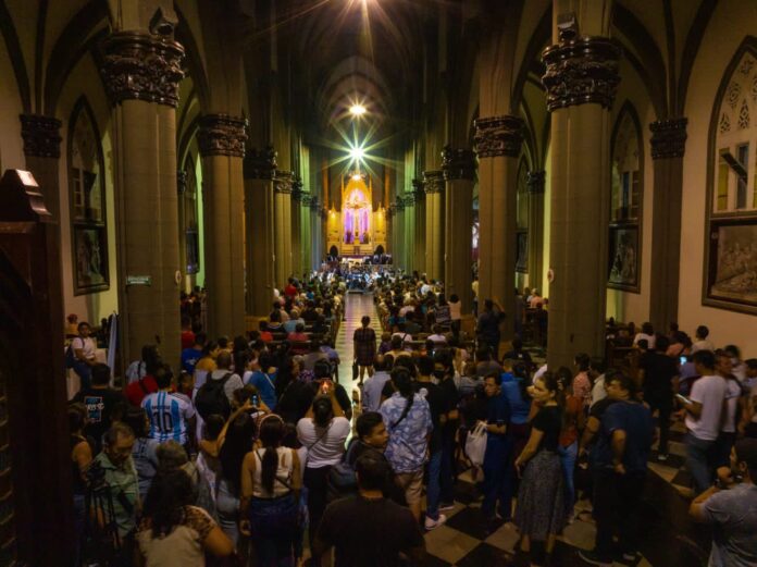En la Iglesia El Calvario se celebra la misa de inicio de la procesión del silencio. Foto: Cortesía.