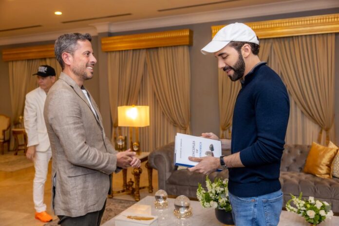 Saifedean Ammous entrega una copia de su libro The Bitcoin Standard al Presidente Nayib Bukele. Foto: Cortesía. Saifedean Ammous entrega una copia de su libro The Bitcoin Standard al Presidente Nayib Bukele. Foto: Cortesía.