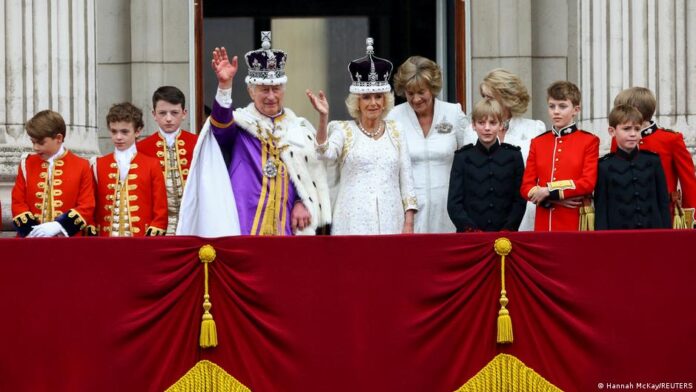 Imagen de Cortesía. El Rey Carlos III, y la Reina Camila, del Reino Unido, saludan a las multitudes, desde el Palacio de Buckingham, tras la ceremonia de coronación, realizada el 6 de mayo del 2023.