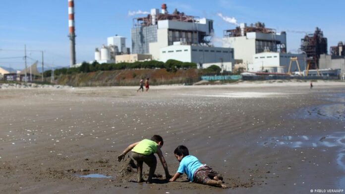Imagen de Cortesía. En esta foto de archivo tomada el 8 de octubre de 2019, niños juegan en la playa Las Ventanas junto a la termoeléctrica AES Gener en Puchuncaví, región de Valparaíso. Es una de las áreas de industria pesada consideradas 