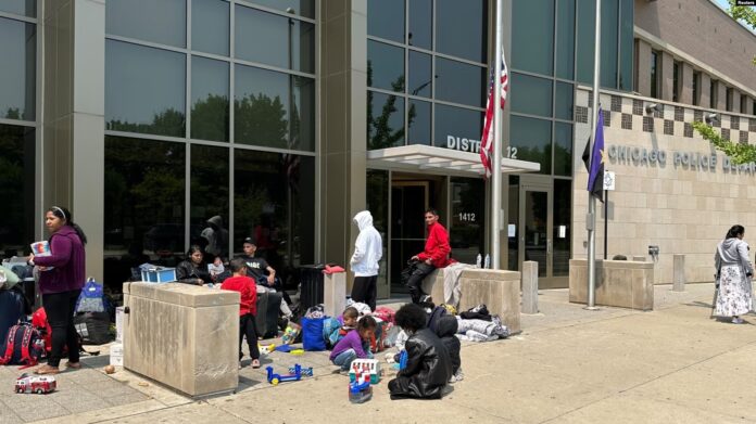 Imagen de Cortesía. Inmigrantes, sin un lugar donde quedarse al llegar a la ciudad, buscan refugio seguro en la estación del Distrito 12 del Departamento de Policía Local en Chicago, EEUU, el 17 de mayo de 2023. Imagen de Cortesía. Inmigrantes, sin un lugar donde quedarse al llegar a la ciudad, buscan refugio seguro en la estación del Distrito 12 del Departamento de Policía Local en Chicago, EEUU, el 17 de mayo de 2023.