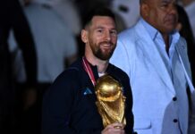 El argentino Lionel Messi sostiene el Trofeo de la Copa Mundial de la FIFA a su llegada al Aeropuerto Internacional de Ezeiza, provincia de Buenos Aires, Argentina, el 20 de diciembre de 2022. Foto de Cortesía.