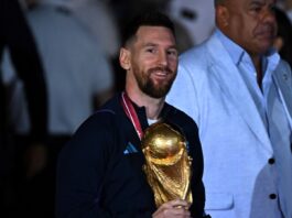 El argentino Lionel Messi sostiene el Trofeo de la Copa Mundial de la FIFA a su llegada al Aeropuerto Internacional de Ezeiza, provincia de Buenos Aires, Argentina, el 20 de diciembre de 2022. Foto de Cortesía.