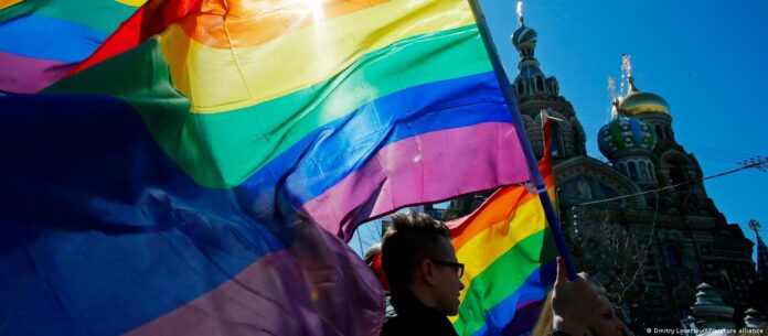 Activistas protestan en defensa de los derechos de la comunidad LGBTQ en San Petersburgo. Imagen de Cortesía.
