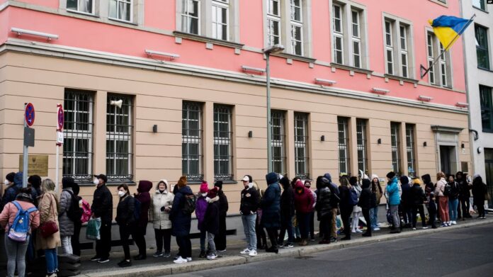 Ciudadanos ucranianos, en su mayoría refugiados que huyeron de la guerra, esperan ante el departamento consular de la embajada ucraniana en Berlín, Alemania, el 1 de abril de 2022. Imagen de cortesía.