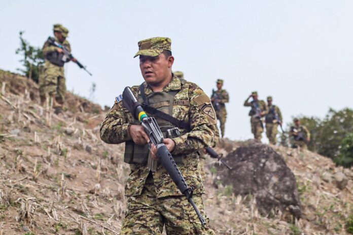 Elementos del Ejército patrullan puntos de San Salvador. Foto: Cortesía.