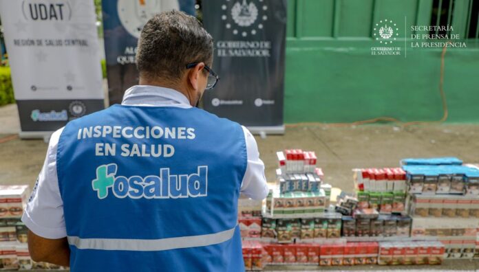 Personal de FOSALUD inspecciona y destruye cigarrillos de contrabando. Foto: Cortesía. Personal de FOSALUD inspecciona y destruye cigarrillos de contrabando. Foto: Cortesía.
