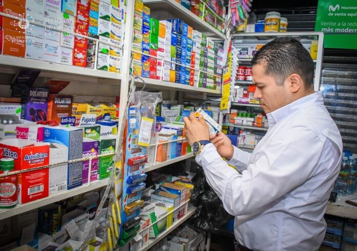 Personal de la Dirección Nacional de Medicamentos (DNM) realiza verificación de medicamentos. Imagen de cortesía.