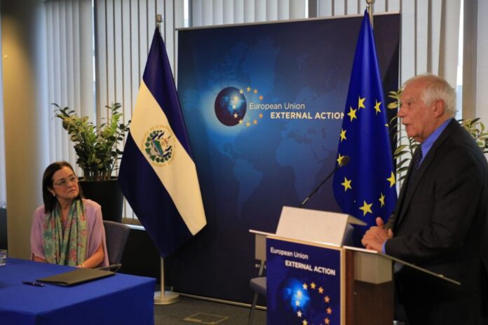 La ministra de Relaciones Exteriores, Alexandra Hill y el alto representante de la Unión Europea (UE), Josep Borrell, tras la suscripción de Memorándum de Entendimiento. Imagen de Cortesía.
