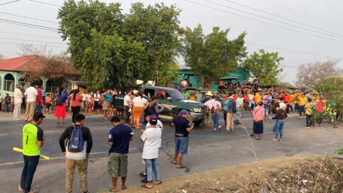 Archivo. Aglutinación de miembros de Cooperativa Normandía, el pasado 20 de abril de 2023, tras suspensión de audiencia. Imagen de Cortesía. Archivo. Aglutinación de miembros de Cooperativa Normandía, el pasado 20 de abril de 2023, tras suspensión de audiencia. Imagen de Cortesía.