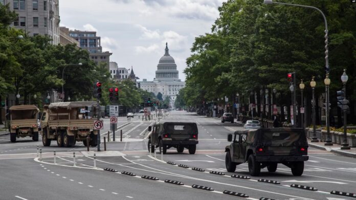 ARCHIVO - Vehículos de la Guardia Nacional conducen a lo largo de la Avenida Pennsylvania NW, mientras se preparan para protestas y manifestaciones, el 19 de junio de 2020 en Washington. Imagen de Cortesía.