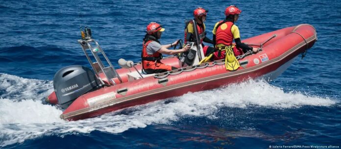 Archivo. Activistas de la ONG Open Arms en la lancha de rescate del barco Astral. Imagen de Cortesía.