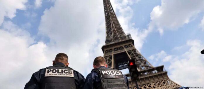 Archivo. Agentes policiales frente a la Torre Eiffel. Imagen de Cortesía.