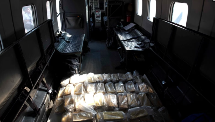 Archivo. Lingotes de oro dentro de un avión militar antes de ser llevados al Banco Central de Venezuela, en el aeropuerto militar Carlota en Caracas. Imagen de Cortesía.