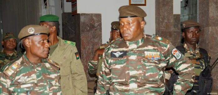 El general Abdourahmane Tiani (derecha) fue declarado jefe de Estado de Nigeria por militares golpistas el 28 de julio de 2023. Imagen de Cortesía.