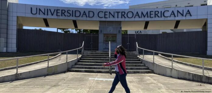Entrada principal de la Universidad Centroamericana (UCA) de Managua. Imagen de Cortesía.