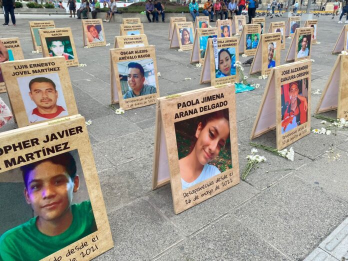 Exposición fotográfica de víctimas desaparecidas en El Salvador. Foto: YSKL.