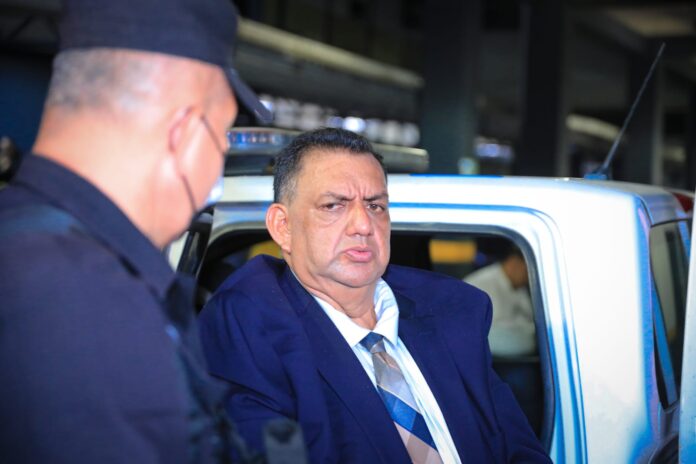 Alberto Romero es llevado a la Asamblea Legislativa luego de que fuera detenido por insultar agentes policiales. Por fuero constitucional, un diputado no puede ser detenido y en cambio, debe ser llevado a la sede legislativa para que decida si estará retenido o en arresto domiciliar. Foto: Cortesía.