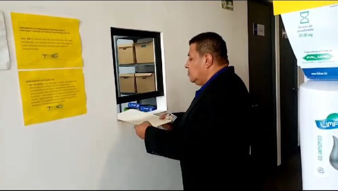 Secretario General Adjunto, Nolberto Sandoval, presenta pieza de correspondencia ante Tribunal Supremo Electoral. Foto: Captura de pantalla. Video: YSKL.