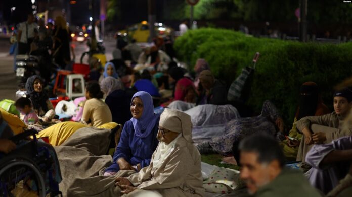 Residentes descansan en el centro de Marrakech tras un poderoso terremoto en Marruecos, el 9 de septiembre de 2023. REUTERS/Hannah McKay.