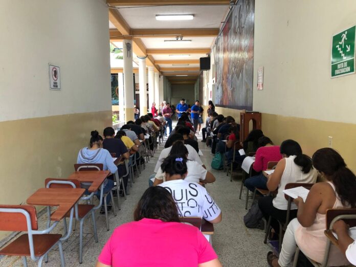 Bachilleres aplican a prueba de conocimientos de la Universidad de El Salvador, el 7 de octubre de 2023. Foto: YSKL.