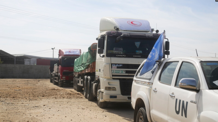 ARCHIVO. Camiones con ayuda humanitaria ingresaron a la Franja de Gaza en Rafah el sábado 21 de octubre de 2023. Foto: AP.