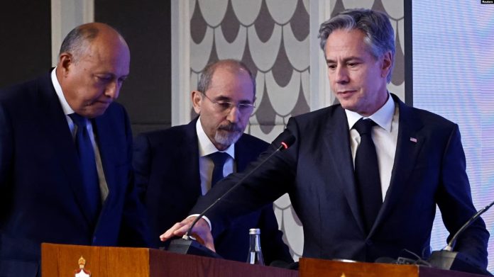 El secretario de Estado de EEUU, Antony Blinken, el ministro de Relaciones Exteriores egipcio, Sameh Shoukry, y el viceprimer ministro y ministro de Relaciones Exteriores de Jordania, Ayman Safadi, en una conferencia de prensa, en Ammán, Jordania, el 4 de noviembre. 2023. Imagen de Cortesía.