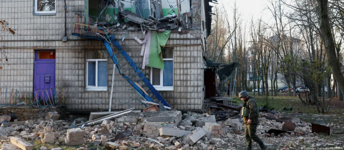 La policía inspecciona las instalaciones de una guardería dañada durante los ataques con drones rusos en Kiev (25.11.2023). Foto: Cortesía.