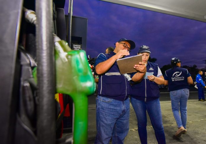 Defensoría del Consumidor realiza inspección en gasolineras. Foto de Cortesía.