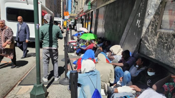 Inmigrantes hacen fila en espera de ser enviados a un albergue y con la esperanza de tener pronto un empleo, en la ciudad de Nueva York, Estados Unidos (31-08-2023). FOTO/ Cortesía de EFE, RUTH HERNÁNDEZ BELTRÁN. Inmigrantes hacen fila en espera de ser enviados a un albergue y con la esperanza de tener pronto un empleo, en la ciudad de Nueva York, Estados Unidos (31-08-2023). FOTO/ Cortesía de EFE, RUTH HERNÁNDEZ BELTRÁN.