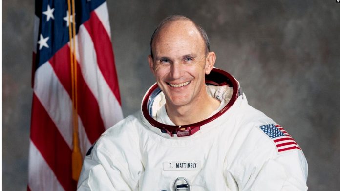 Esta fotografía publicada por la NASA muestra al astronauta Ken Mattingly. Mattingly, mejor recordado por sus esfuerzos en tierra que ayudaron a traer la nave espacial Apolo 13 dañada de regreso a la Tierra de manera segura. Foto: Cortesía.