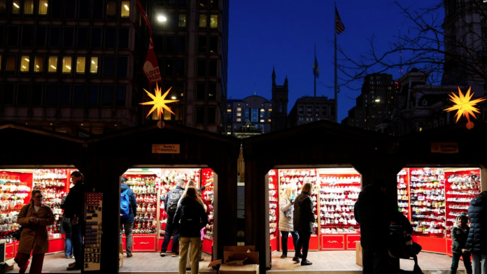 ARCHIVO - Compradores visitan una Villa Navideña en Filadelfia, el miércoles 13 de diciembre de 2023. Foto: Cortesía.